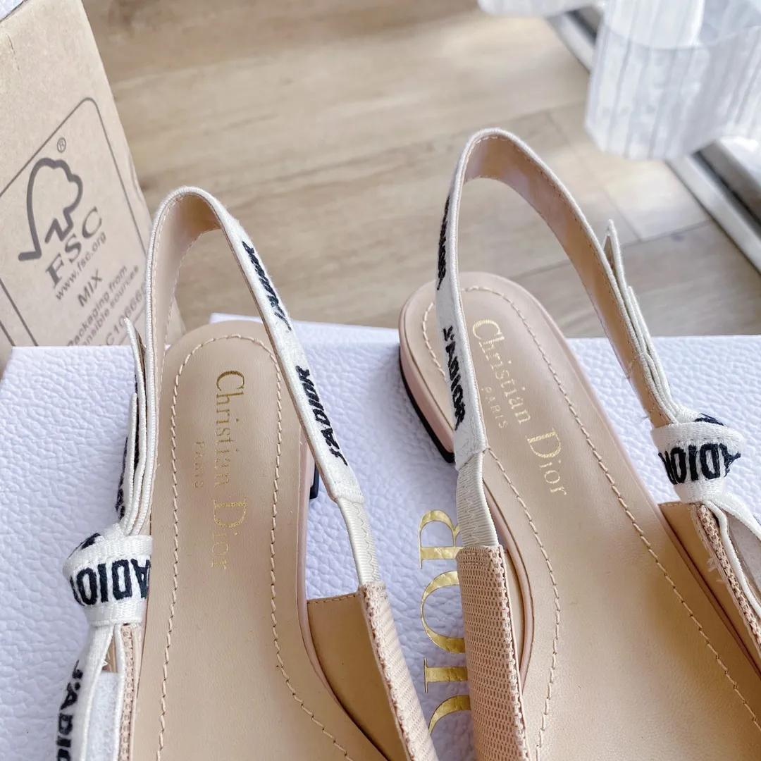 👟👟Ex-factory price 440👟👟 Developed one-to-one from the original version, 👠👠✨ ✨Dior’s popular sandals are new🔥 🔥 The same style as the most popular internet celebrities and celebrities of the year💁 💁. Imported fabric, lining and feet are made of calfskin lining🐑. Original molded heel, heel height 10Cm 6.5cm💘 Original molded metal outsole with five-pointed star LOGO mark✨. Original bow, 💅 Italian leather outsole. 👄💋 Full set of packaging (bags, cards, invoices, one-to-one wrapping paper) 34 40 41 customized